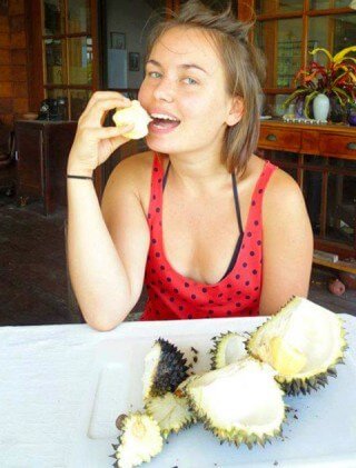 Elisa-Oras-eating-durian