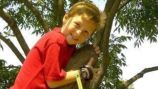 Raw Food Levi climbs a tree