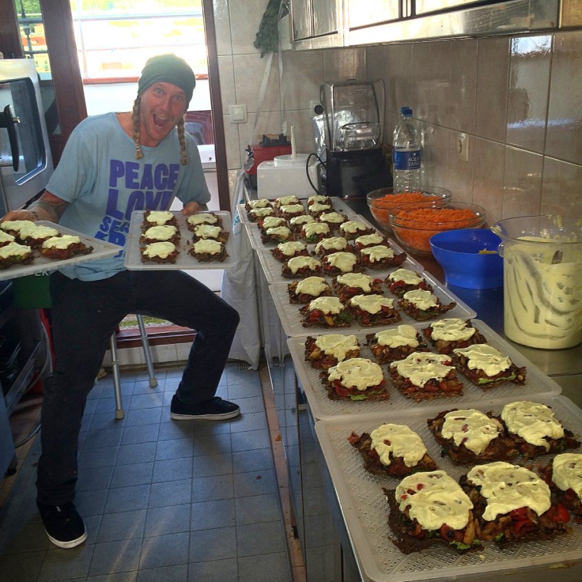 Raw vegan chef - Chris Kendall - raw vegan pizza - festival - Fruit-Powered